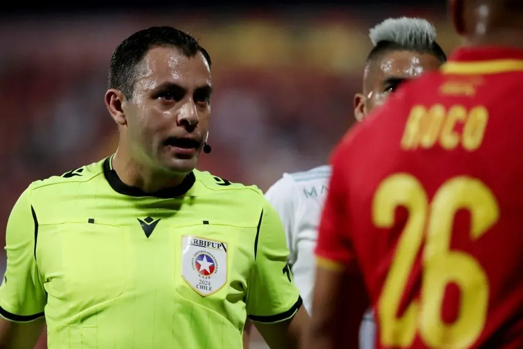 Diego Flores, el juez del partido que la U le ganó a Unión Española. (Jonnathan Oyarzun/Photosport).