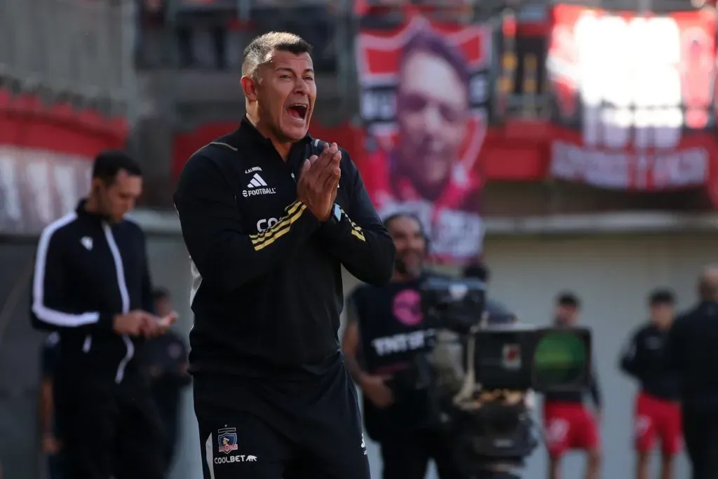 Jorge Almirón en el estadio Nelson Oyarzún Arenas. Allí Ñublense le ganó por 3-0 al Colo Colo altnernativo. (Jonnathan Oyarzun/Photosport).