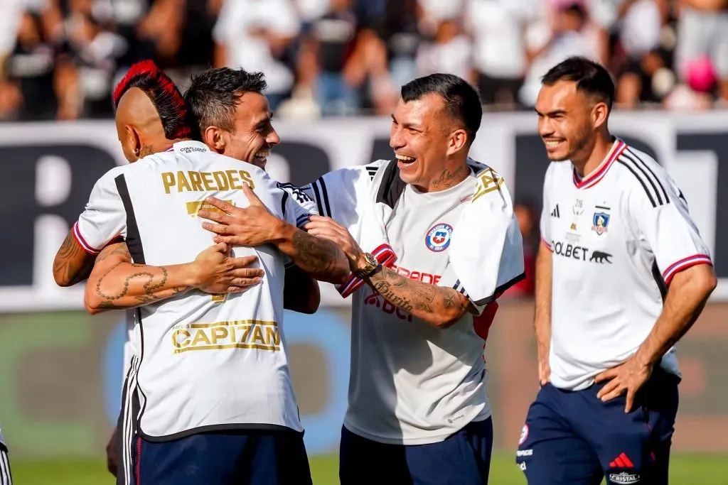 Gary Medel fue uno de los invitados de lujo que tuvo Esteban Paredes para su despedida. Pese a que le dieron una camiseta de Colo Colo, el Pitbull optó por no ponérsela. | Foto: Guillermo Salazar.