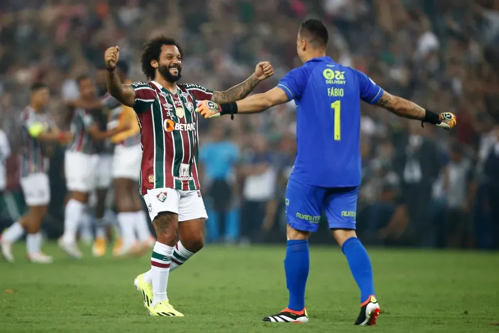 Marcelo celebra junto a Fabio en Fluminense. Los dos jugarán ante Colo Colo. (Wagner Meier/Getty Images).