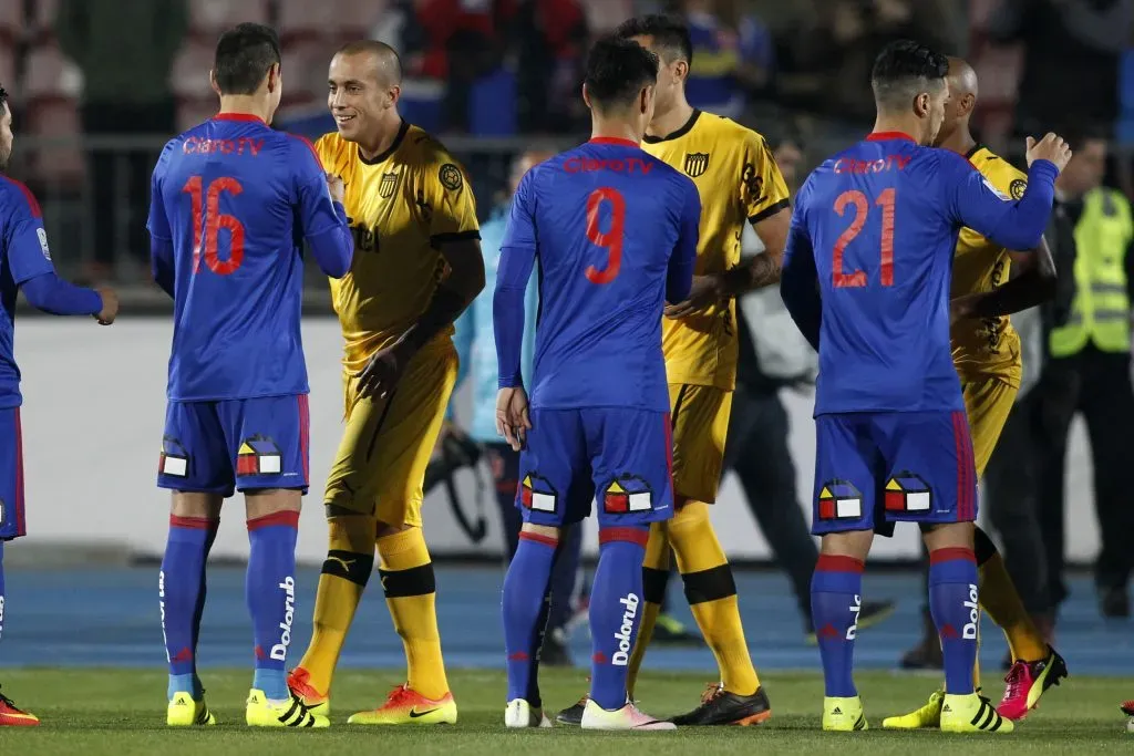 Después de jugar en la U, Pereira pasó a Peñarol. En la foto, saluda a Matías Rodríguez durante un amistoso. (Marcelo Hernández/Photosport).