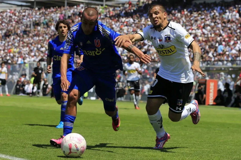 Guzmán Pereira ante Emiliano Vecchio en un Superclásico jugado en el Monumental. (Andrés Piña/Photosport).