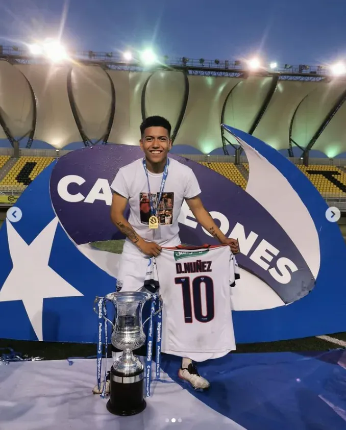 David Núñez posa con el trofeo que ganó Deportes Recoleta en la Segunda División 2021. (Captura Instagram).