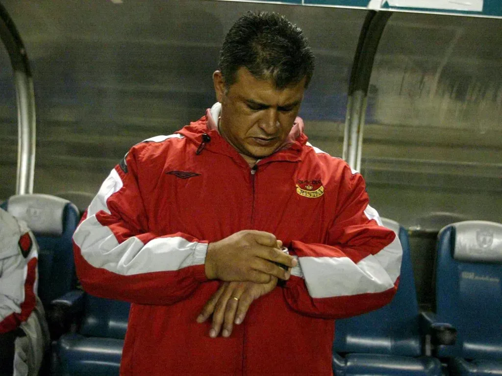 Claudio Borghi sabe que el tiempo ha cambiado y Jorge Almirón se arriesgó en mayor medida. (MEXSPORT/LUIS HIDALGO/PHOTOSPORT).