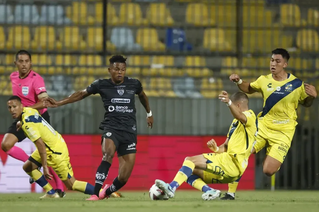 Alexander Bolaños jugando por Independiente del Valle. Foto: Andres Pina/Photosport