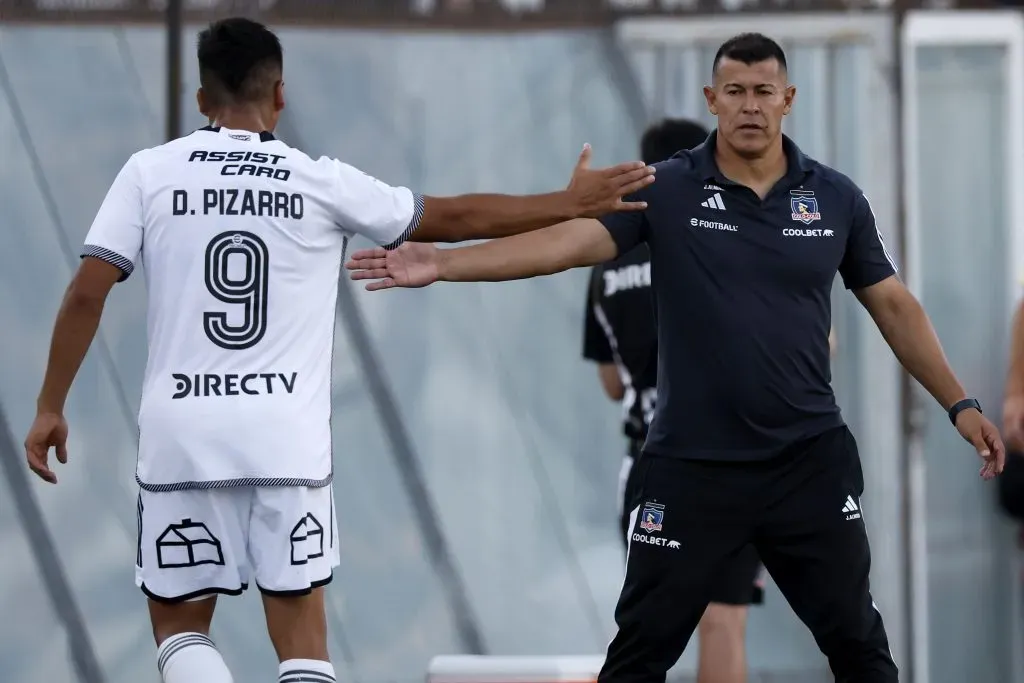 Damián Pizarro recibe un saludo de Jorge Almirón en el duelo ante Huachipato por el Campeonato Nacional 2024. (Andrés Piña/Photosport).