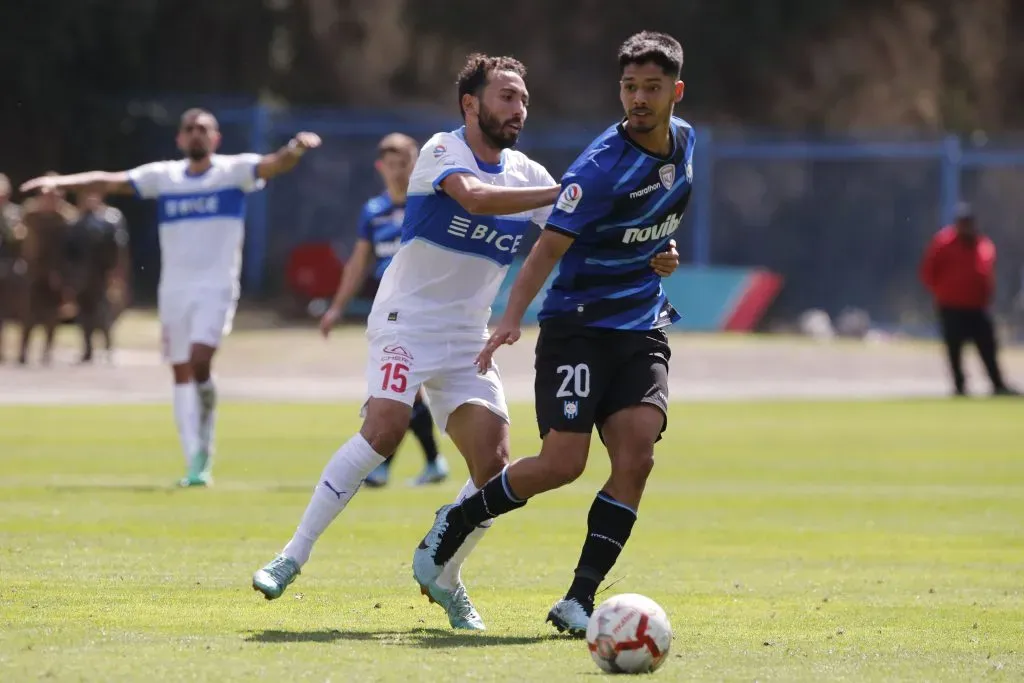 Jimmy Martínez en el duelo ante la Católica. Hoy jugará ante Gremio por Huachipato. (Marco Vasquez/Photosport).