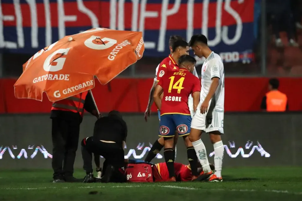 El momento en que un proyectil impacta a un jugador de Unión Española. Foto: Jonnathan Oyarzun/Photosport