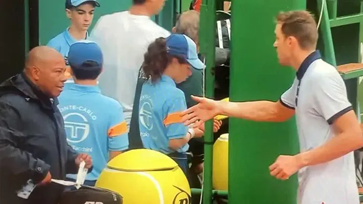 El momento de la discusión de Jarry con Bernardes.