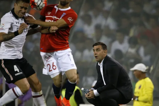 Pablo Guede mira una disputa de balón entre Matías Zaldivia y José Luis Muñoz. (Andrés Piña/Photosport).