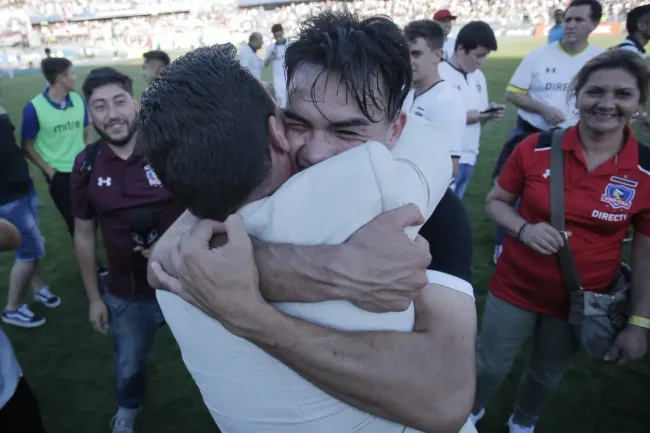 Pablo Guede celebra el título junto a Gabriel Suazo en 2017. (Javier Torres/Photosport).