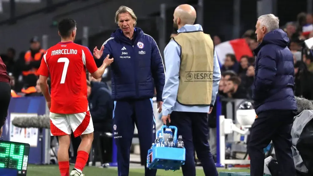 Ricardo Gareca sigue atento a los chilenos en Europa y a la liga local para las próximas convocatorias. Foto: Photosport