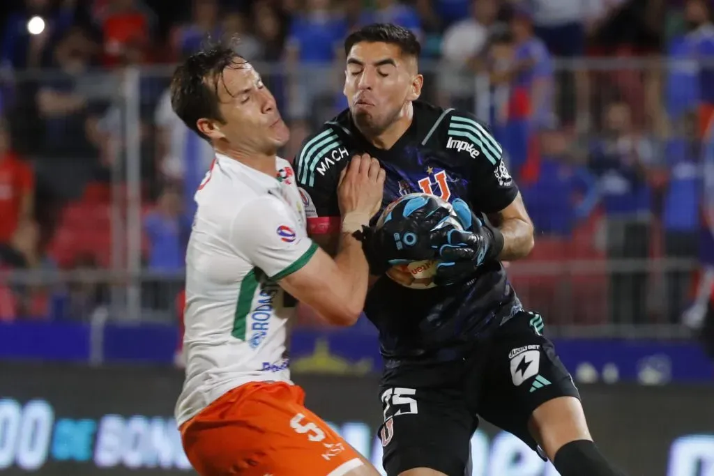 Castellón choca con Francisco Alarcón en el 2-2 entre la U. de Chile y Cobresal. (Jonnathan Oyarzun/Photosport).