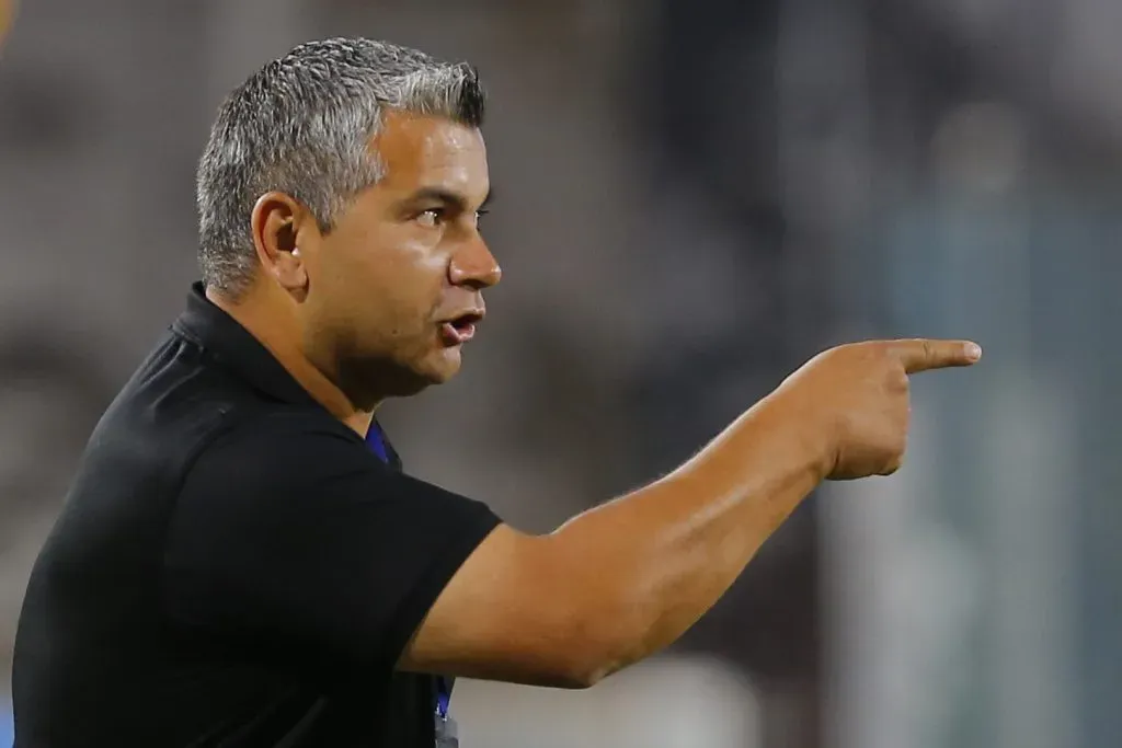 Damián Muñoz da instrucciones en el duelo ante Cerro Porteño por la Copa Libertadores 2023. (Marcelo Hernandez/Photosport)-