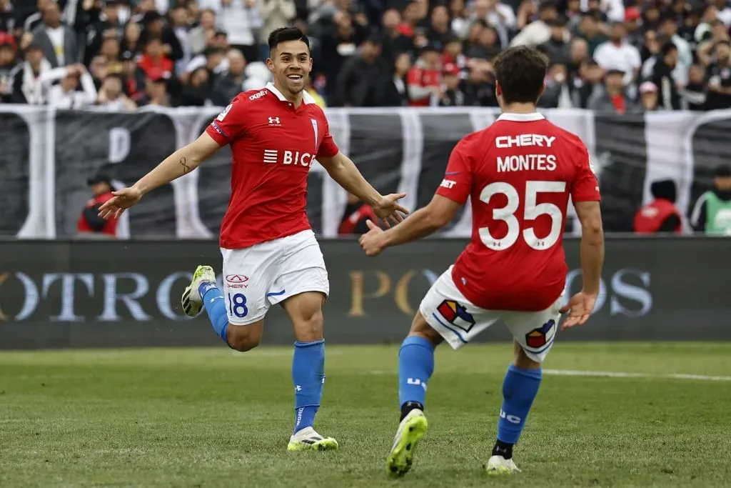 Clemente Montes y Alexander Aravena celebran un gol en el Monumental. (Dragomir Yankovic/Photosport).