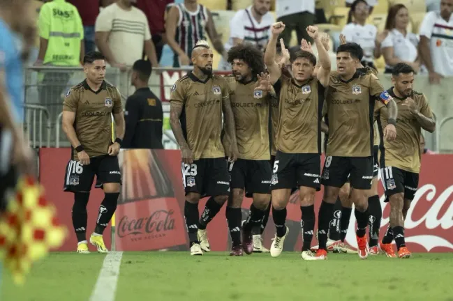 Colo Colo celebra el gol de Guillermo Paiva. (Jorge Rodrigues/AGIF/Photosport).