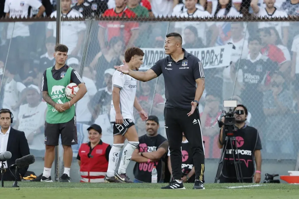 Jorge Almirón y Leonardo Gil en Colo Colo. (Pepe Alvujar/Photosport).