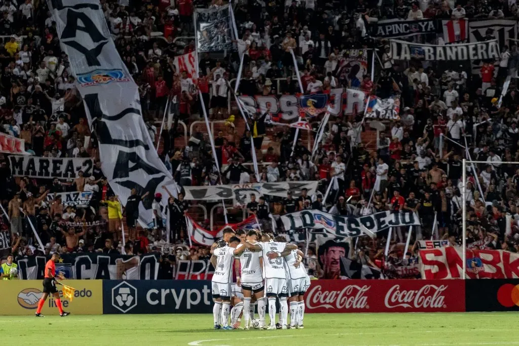 Los hinchas de Colo Colo viajaron en masa para el duelo ante Godoy Cruz en Mendoza. | Foto: Guillermo Salazar.