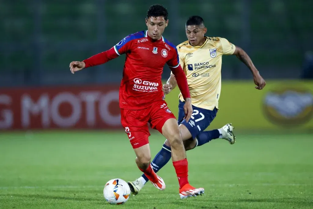 César Pérez en acción ante Universidad Católica de Ecuador. (Andrés Piña/Photosport).