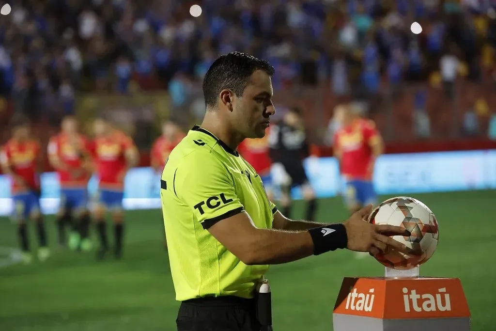 Diego Flores, el árbitro del duelo que la U le ganó por 1-0 a Unión Española en la 7° fecha del Campeonato Nacional 2024. (Pepe Alvujar/Photosport).
