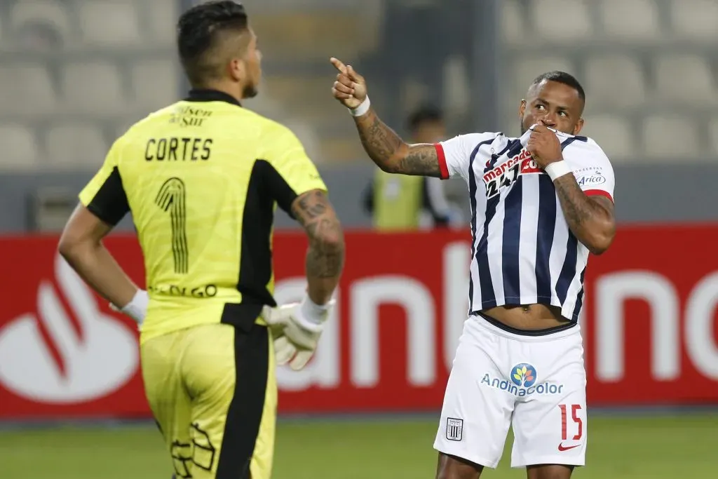 Alianza Lima vuelve a cruzarse en el camino de Colo Colo en la Copa Libertadores. Foto: Photosport.
