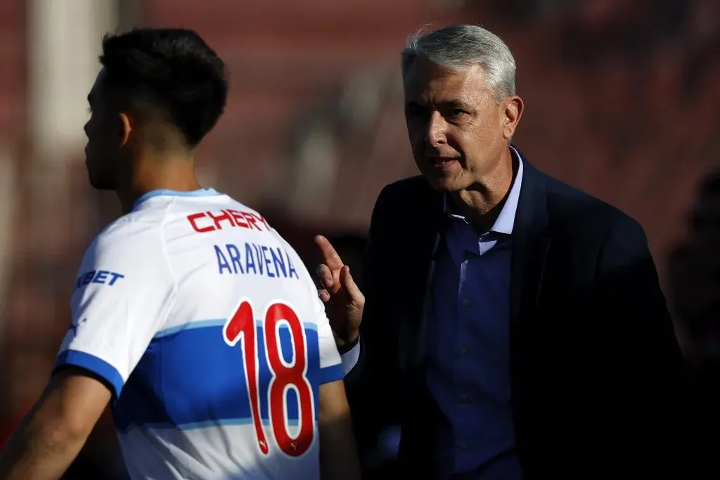 Tiago Nunes con Alexander Aravena, quien este año dejó de sumar minutos Sub 21 para Universidad Católica. (Photosport).