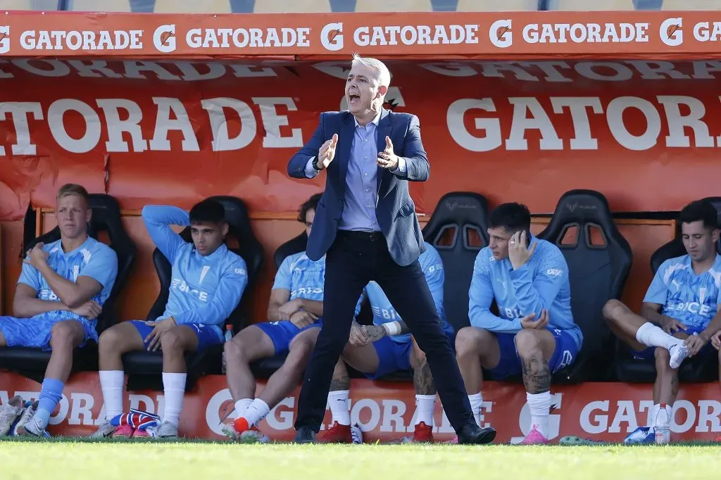 Tiago Nunes da indicaciones en el triunfo de la UC ante Cobresal. (Pepe Alvujar/Photosport).