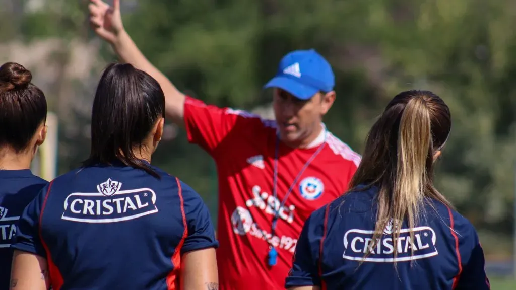 Luis Mena en la Roja femenina