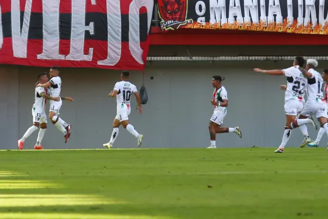 Así celebró el Banana Suárez ante Ñublense. (Mauricio Ulloa/Photosport).