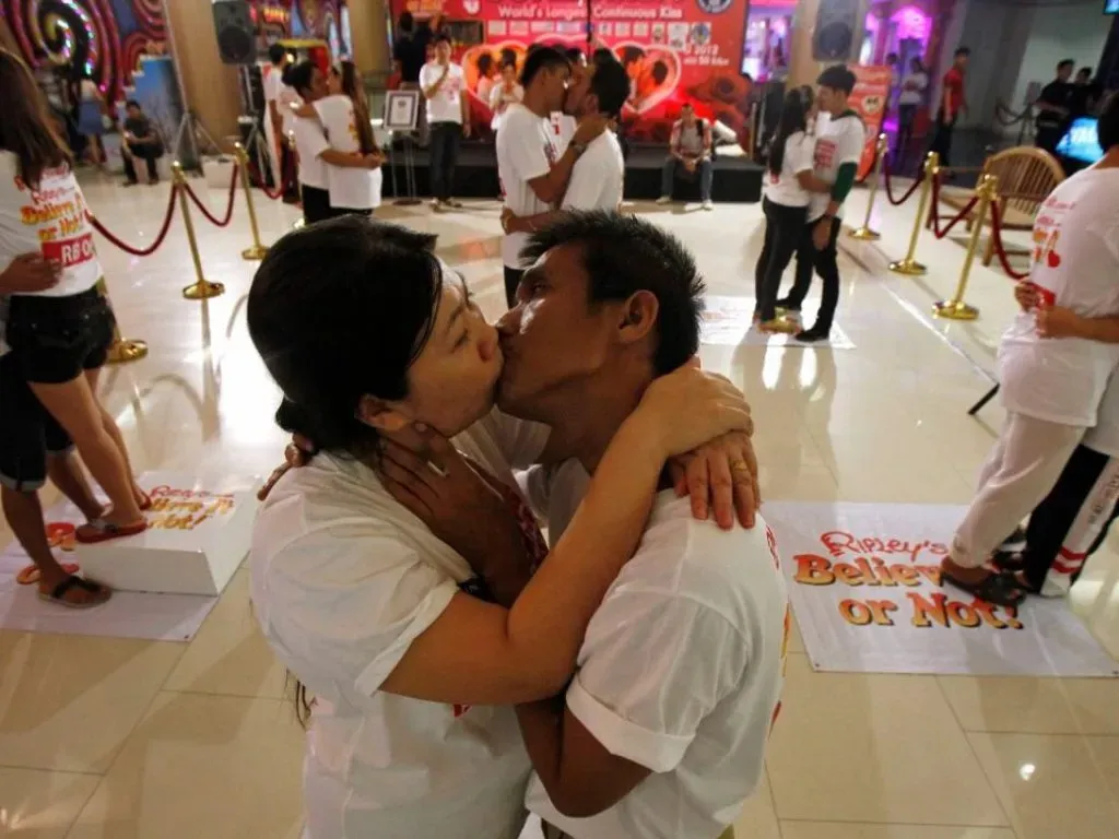 Esta fotografía muestra a la pareja tailandesa que ganó el record mundial del beso más largo
