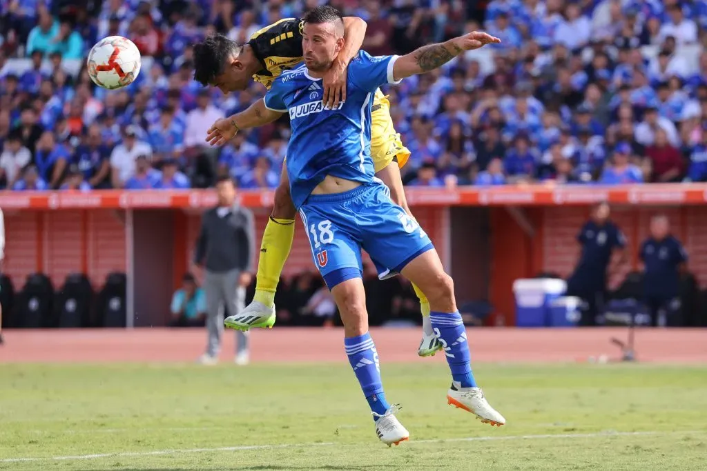 Luciano Pons en la lucha durante el duelo entre la U y Coquimbo Unido. (Marcelo Hernandez/Photosport).