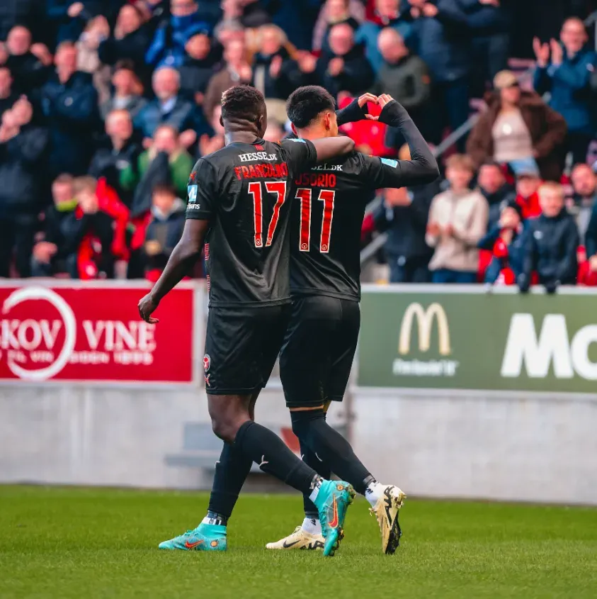 Darío Osorio celebra junto a su gran socio en el Midtjylland: Franculino Djú. (Foto: Midtjylland).