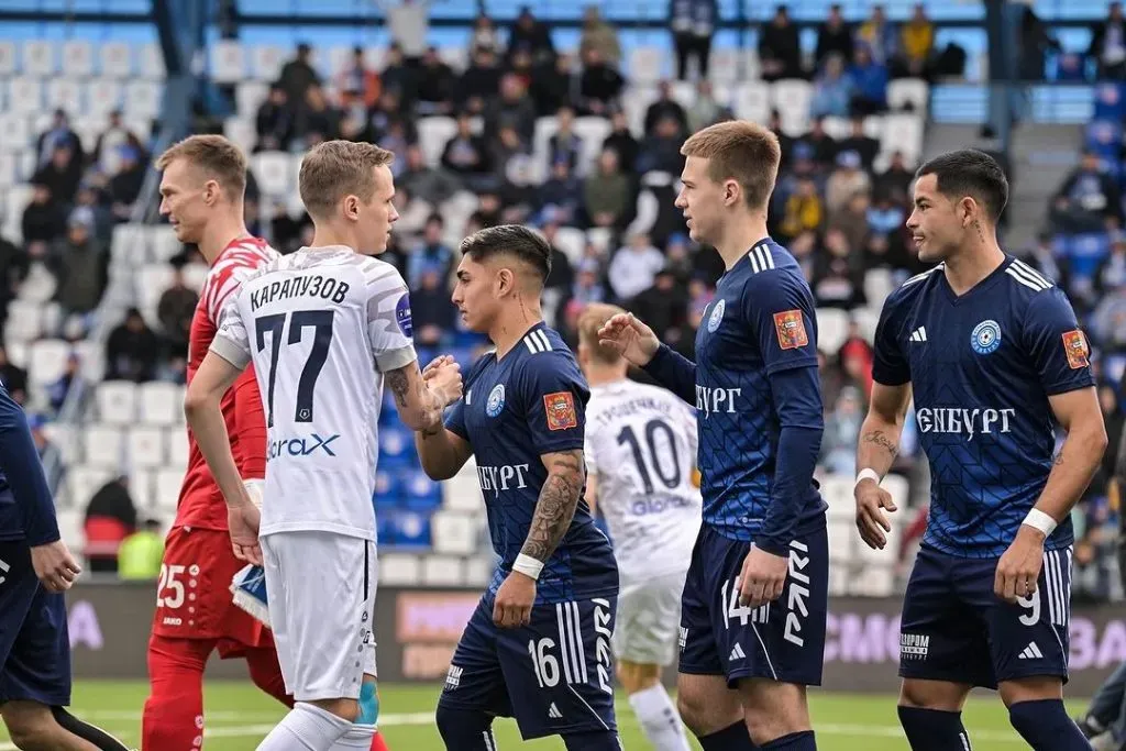 Jordhy Thompson en el saludo previo al partido entre el Orenburg y el Nizhny Novgorod. (Foto: Orenburg).
