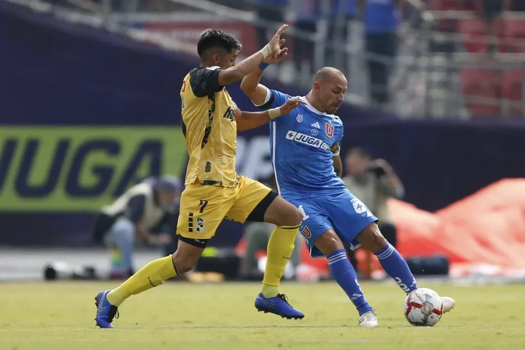 Marcelo Díaz en acción ante Sebastián Galani: la U igualó 1-1 ante Coquimbo Unido. (Andrés Piña/Photosport).