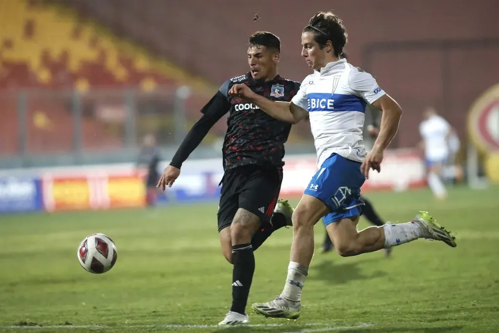 Alan Saldivia lucha una pelota con Clemente Montes. (Jonnathan Oyarzun/Photosport).