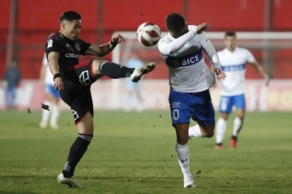 Torta Opazo intenta rechazar ante la presión de César Pinares. (Jonnathan Oyarzun/Photosport).