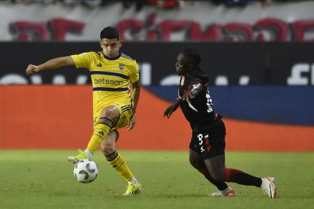 Edwuin Cetré marca a Lautaro Blanco en el triunfo de Estudiantes a Boca. (Gustavo Garello/Getty Images).