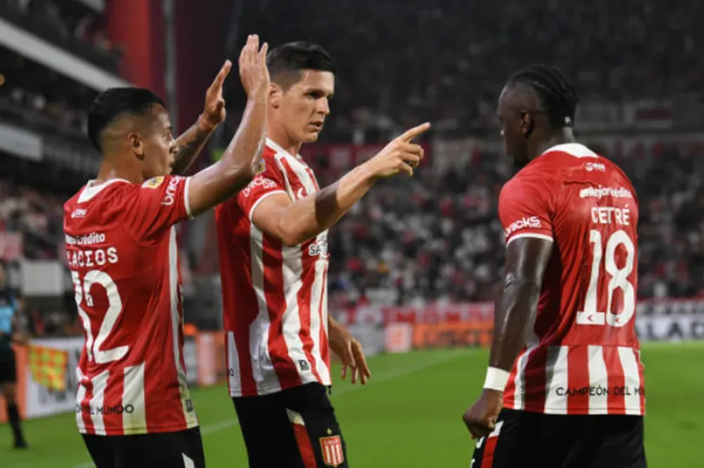 Edwuin Cetré celebra el golazo que le anotó a Central Córdoba junto a Tiago Palacios y Guido Carrillo. (Foto: Getty Images).