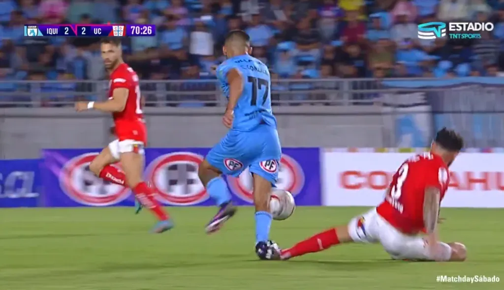 La infracción que le costó la roja a Eugenio Mena en Iquique. (Captura TNT Sports).