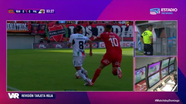 La entrada de Iván Rozas sobre Fernando Cornejo. (Captura Estadio TNT Sports).