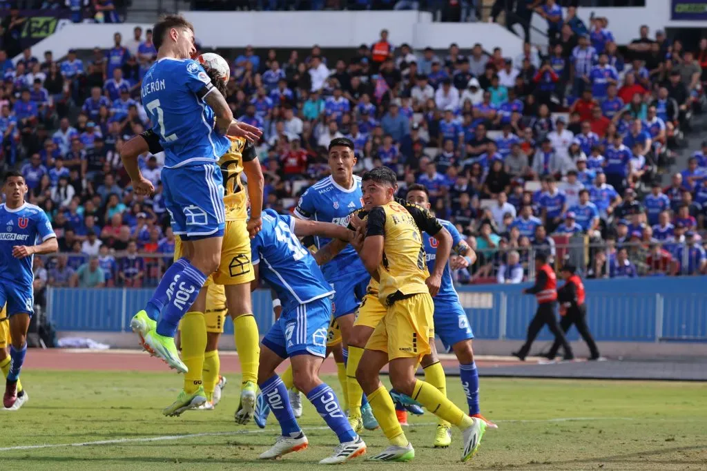 Franco Calderón había encontrado solidez en la última línea azul. Foto: Marcelo Hernandez/Photosport