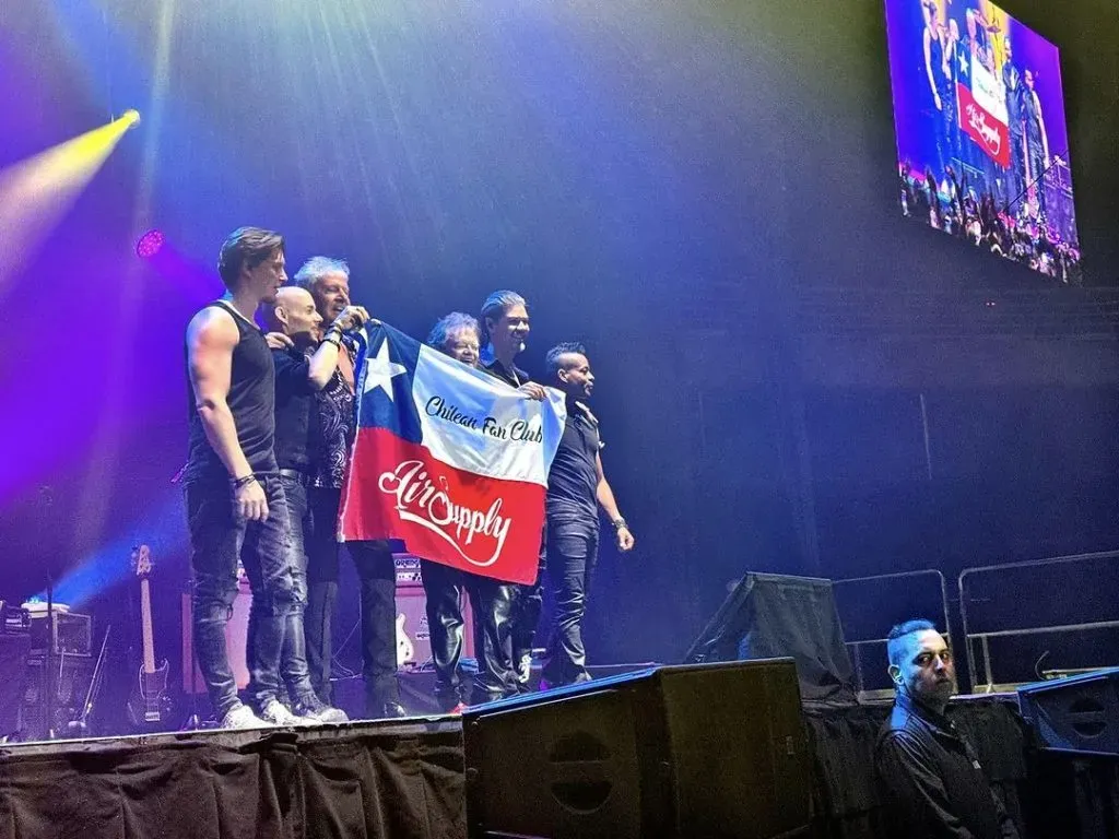 Air Supply subió esta imagen a sus redes sociales con la bandera chilena en el show.