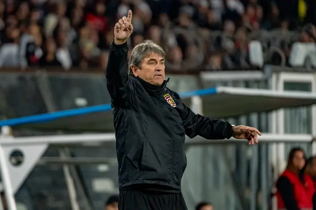 Emiliano Astorga da indicaciones en el Monumental. (Foto: Guille Salazar | RedGol).