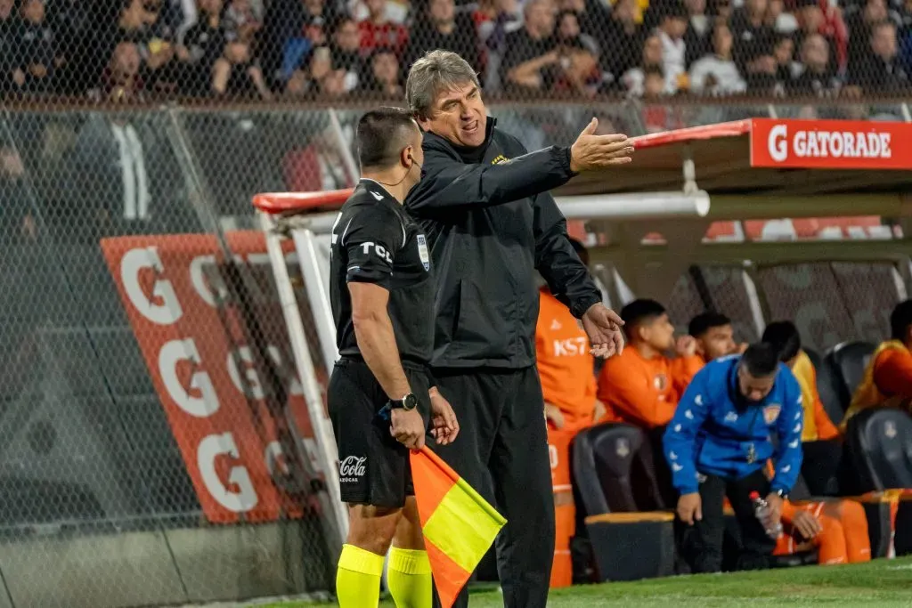 Los reclamos de Emiliano Astorga por una determinación arbitral. (Foto: Guille Salazar | RedGol).