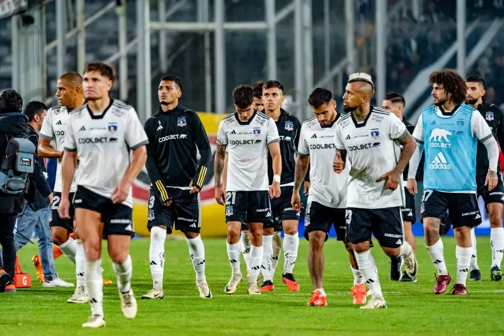 Vidal junto a sus compañeros de Colo Colo tras perder con Cobreloa. Foto: Guille Salazar