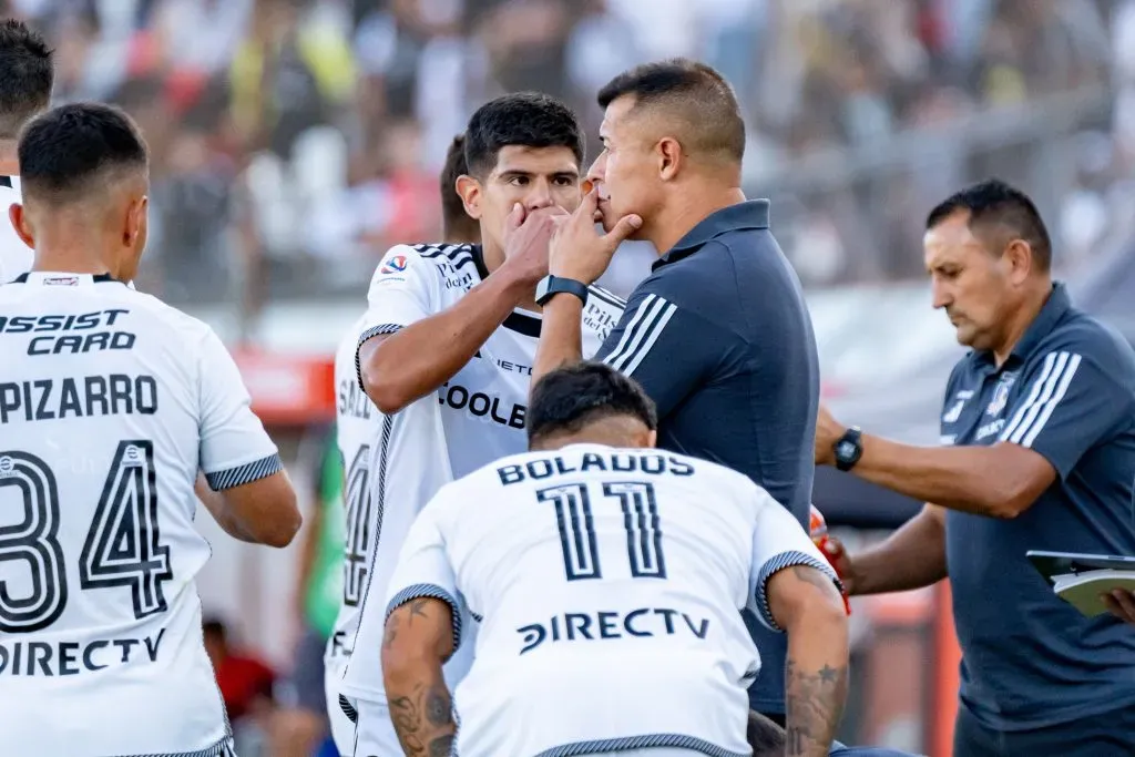 Esteban Pavez dialoga con Jorge Almirón, el DT de Colo Colo. (Foto: Guille Salazar | RedGol).