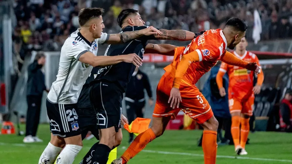 Cortés cayó en la provocación de Cobreloa y ahora podría perderse más de un partido en Colo Colo. Foto: Guille Salazar / Redgol