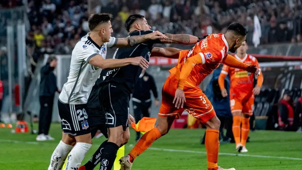 Cortés recibió roja por el empujón sobre González: Foto: Guille Salazar