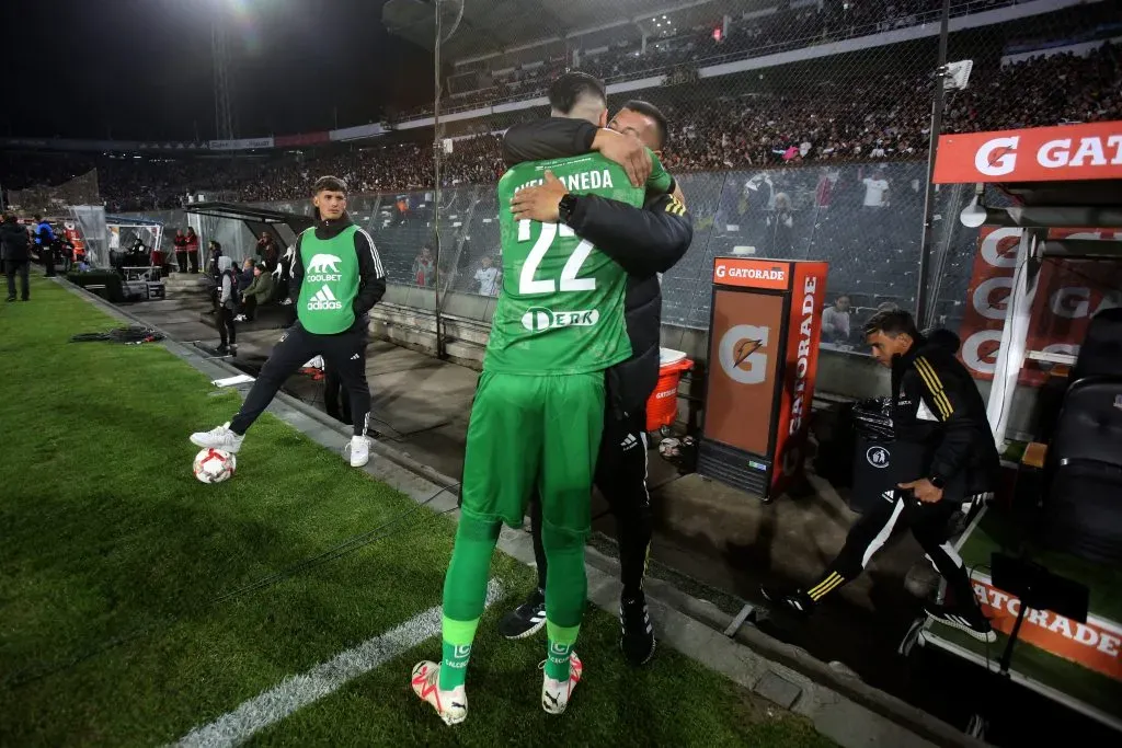 El abrazo entre Avellaneda y Almirón. (Jonnathan Oyarzun/Photosport).