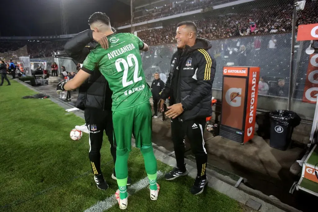 El abrazo entre Nicolás Avellaneda y Maxi Velásquez, ayudante de Almirón. (Jonnathan Oyarzun/Photosport).